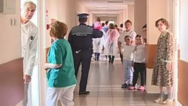 Un băiat de 19 ani riscă să-și piardă vederea în urma utilizării unor lentile de contact