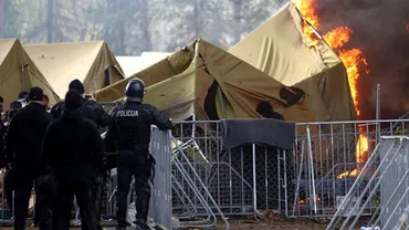 "Lăsaţi-ne să plecăm!". Migranții ajunși în Slovenia traversând înot un râu au incendiat o tabără de refugiați în semn de protest