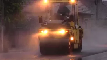 Fie vremea cât de rea, Dorel continuă asfaltarea: Un grup de muncitori, surprins în timp ce turna asfalt, deși afară ploua (VIDEO)