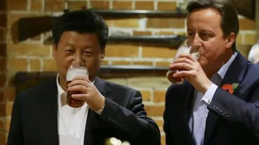 Președintele chinez Xi Jinping, cinstit cu pește, cartofi prăjiți și bere de către premierul britanic David Cameron, într-un pub local (VIDEO)