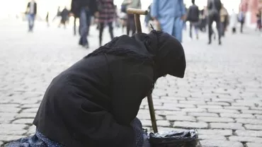 “Este o poveste clasică. Acum trei ani s-au urcat în autobuz în Constanța, România, și au ajuns la Hamburg. Nu și-au găsit un loc de muncă și trăiesc pe stradă". Un star al muzicii germane va ajuta doi imigranți români să ajungă acasă