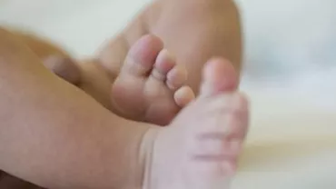 Copilul fără creier umiește medicii la doi ani de la naştere cu primul său cuvânt, deși nu i s-a dat nicio speranță de viață