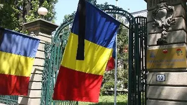 Drapelul României, arborat în bernă. Presa şi instituţiile de cultură trebuie să îşi adapteze programul în zilele de doliu naţional