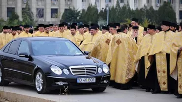 Patriarhul se roagă în Mercedes pentru victimele de la Colectiv: "Prefericitul trebuia să coboare din mașina scumpă și să meargă printre oameni. BOR se ascunde în spatele Guvernului, umblă după profit și nu împarte avuția cu nimeni"