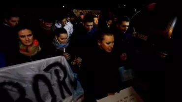 "Vrem spitale, nu catedrale": Manifestanţii din Sibiu i-au huiduit pe preoţii ieşiţi să îi întâmpine în faţa unei biserici. Huiduieli şi la rugăciunea "Tatăl nostru" (VIDEO)