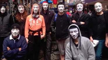 “Suntem aici ca să fim uniți și solidari unii cu alții!”. Grupul Anonymous organizează, joi, proteste în București și alte câteva sute de orașe din lume