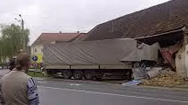 Sibiu: Un șofer a intrat cu tirul într-o casă, distrugând-o în totalitate