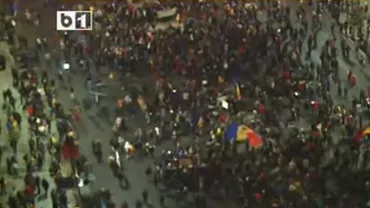 A patra seară de proteste în București: Piața Universității a fost din nou blocată de mii de oameni veniți pentru a cere schimbarea clasei politice (VIDEO)