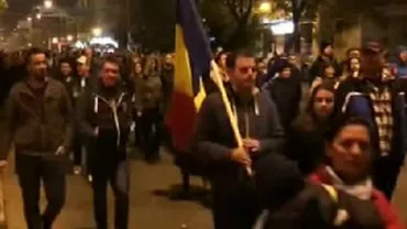 Strada fierbe! Oamenii protestează pentru a cincea seară consecutiv împotriva clasei politice
