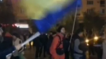 Protestele au continuat în toată țara împotriva sistemului corupt. La Sibiu, o mireasă a plecat de la nuntă şi a venit la manifestațiile din Piaţa Mare (VIDEO)