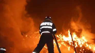 Incendiu pe o șosea din Vrancea. Aproximativ 18 tone de hârtie și carton au fost cuprinse de flăcări