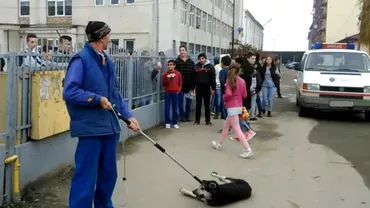 Câine chinuit de hingheri în fața copiilor dintr-o școală aflată în județul Sibiu