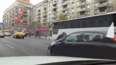 Nervi în trafic pe Bulevardul Magheru din București. Un șofer a fost „plimbat” pe capota unei mașini de către o șoferiță cu permisul expirat (VIDEO)