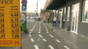 Oradea: O pistă de biciclete ocolește un panou mobil al casei de schimb valutar