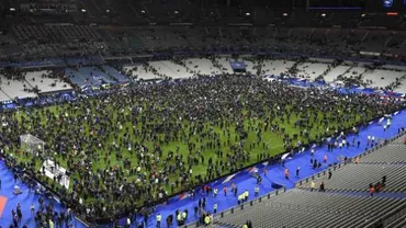 Un pașaport sirian și unul egiptean au fost găsite printre corpurile atacatorilor care s-au aruncat în aer în apropiere de Stade de France: Atacatorul cu paşaport sirian venise în Europa în octombrie, cu valul de imigranţi