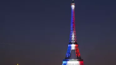 Turnul Eiffel a fost redeschis publicului și iluminat în drapelul Franței