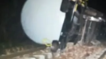 Șapte vagoane cu motorină au deraiat în județul Brașov, cinci dintre ele fiind răsturnate. Prefectul Mohaci: Calea ferată e distrusă. Reparațiile vor dura câteva zile (VIDEO)