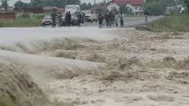 Ploile căzute în ultimele ore au provocat inundații în mai multe zone din țară