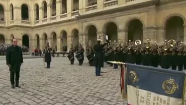 Omagiu emoţionant pentru românii morţi în atacurile de la Paris. Numele lor au fost rostite alături de numele celorlalte victime într-o ceremonie prezidată de Hollande