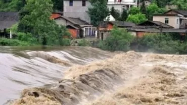 Hidrologii au emis un cod portocaliu de inundații pe râurile din bazinele Teleajen și Prahova, valabil până la ora 18.00. Alte județe, vizate de cod portocaliu de inundații, până duminică dimineața (VIDEO)