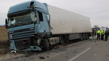 Buzău: Un bărbat a murit după ce a fost lovit de o mașină în timp ce aranja prelata TIR-ului pe care îl conducea