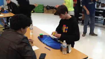Record mondial: Un adolescent american a rezolvat un cub Rubik în mai puțin de cinci secunde (VIDEO)