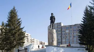 Sfântu Gheorghe: Tricolorul de pe catargul monumentului Ostașului Român a fost furat și înlocuit cu un drapel secuiesc. Primarul condamnă gestul și spera ca autorii să fie sancționați