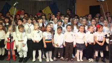 Românii din Atena au făcut spectacol cu ocazia Zilei Naționale: Elevii Școlii Românești au cântat melodii populare și au dansat tradițional