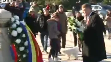 Gafă a Administrației Prezidențiale la omagiul Eroilor din Parcul Carol: Iohannis a mers la monument cu un buchet de flori, deși Președinția a trimis înainte o coroană de flori (VIDEO)