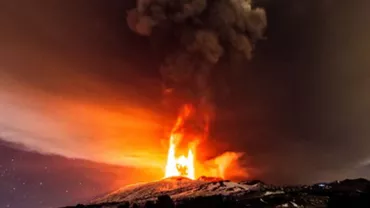 Erupţie spectaculoasă a vulcanului Etna: Pe cerul Siciliei au apărut fulgere vulcanice (VIDEO)