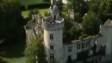 Restauratorii francezi încearcă să salveze un castel de importanță istorică (VIDEO)