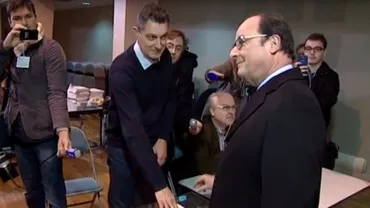 Moment jenant pentru Francois Hollande la alegerile locale: A ratat introducerea buletinului de vot în urnă (VIDEO)