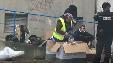 Jucăriile de la Moș Nicolae, tentație pentru un polițist: Un agent din Bârlad a fost surprins în timp ce căuta prin cutiile cu cadouri lăsate în centrul orașului pentru copiii nevoiași (FOTO)