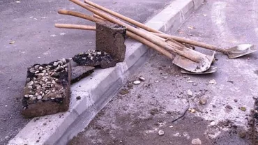 Dorel lovește din nou. După ce au asfaltat o șosea, mai mulți muncitori au căutat cu detectorul de metale un hidrant "pierdut". "Doreii" au spart asfaltul și au găsit o sârmă