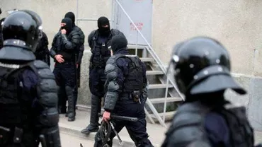 Doi bărbați au fost reținuți după ce au încercat să dea mită unui polițist un BMW X6
