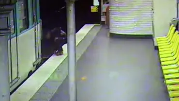 Un hoț de buzunare și-a salvat victima din fața metroului, în timp ce un alt tânăr privea nepăsător din apropierea incidentului (VIDEO)