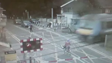 Un biciclist a scăpat cu viață, după ce s-a izbit de un tren în viteză (VIDEO)
