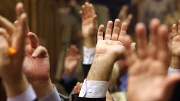 Pensiile speciale, adoptate de Parlament: Suplimentarea va ajunge până la 4.400 lei, în funcție de numărul de mandate (VIDEO)