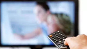 Politicienii îngenunchează piaţa media: Senatul a votat legea ce interzice apariţia la TV şi radio a reclamelor la medicamente şi farmacii (VIDEO)