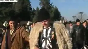 Violențe la protestul ciobanilor. Agricultorii au sărit gardurile Parlamentului: Își bat joc de noi, cu ciobanii nu se joacă, să iasă la negocieri (VIDEO)