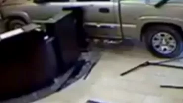 SUA: Protest șocant al unui bărbat, nemulțumit că nu a primit o sumă de bani (VIDEO)