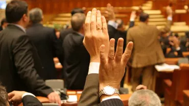 Huiduieli în parlament la adresa liberalilor. Aceștia au părăsit sala înainte de votul pentru pensiile speciale
