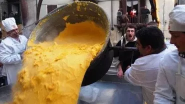 Timiș: Bulz din 10 metri de mămăligă la Târgul de Crăciun din Făget