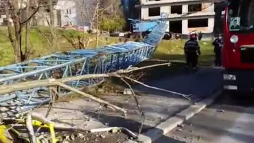O macara s-a prăbuşit în Constanţa. Mai multe mașini au fost avariate, iar o șoferiță a suferit un atac de panică (VIDEO)