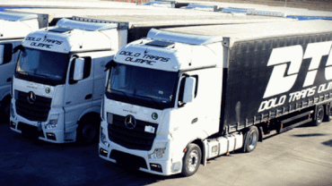 Tranzacţia finalului de an în România: Nepotul proprietarului importatorului Peugeot - Citroen a cumpărat cea mai mare flotă de camioane Mercedes Benz