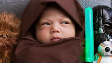 Mark Zuckerberg, șeful Facebook, și-a costumat fetița în cavaler Jedi pentru a marca lansarea noului film din seria ”Star Wars” (FOTO)
