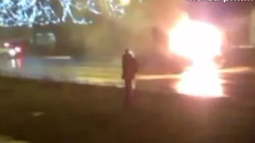 Baia Mare: O mașină a luat foc în mers din cauza unui scurtcircuit, în apropierea sediului ISU (VIDEO)