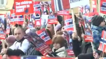 Protest în fața ambasadei Norvegiei la București pentru susținerea familiei Bodnariu, ai cărei copii au fost luați de statul norvegian. Părinții sunt acuzați de îndoctrinare creștină (VIDEO)