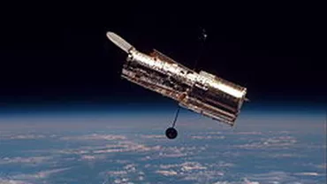 O stea nou-născută, învăluită în gaze și praf interstelar, fotografiată de telescopul spațial Hubble