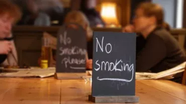 Una furăm, alta fumăm: "Știi, eu fur de sting în judeţ, mi-am votat pensie specială, sunt semi-analfabet, am doctorat furat de pe net, dar am votat să nu se fumeze în public"